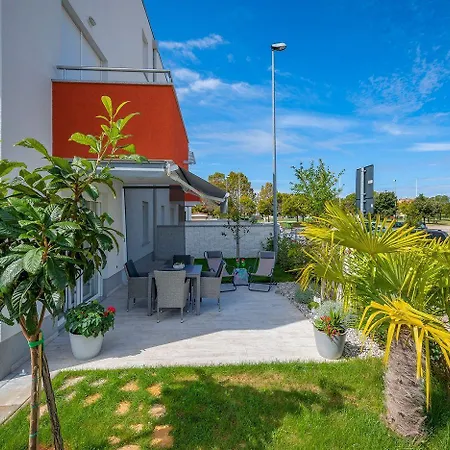 Bezauberndes 500 Meter Zum Mit Besonderer Terrasse Ουμάγκ