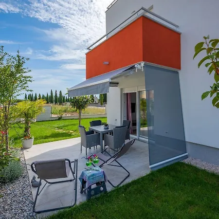 Bezauberndes 500 Meter Zum Mit Besonderer Terrasse * Ουμάγκ