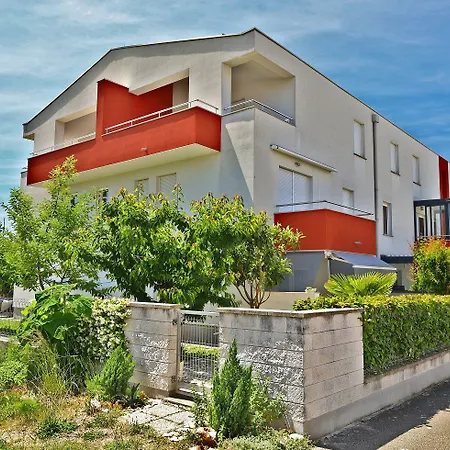 Bezauberndes 500 Meter Zum Mit Besonderer Terrasse Ουμάγκ