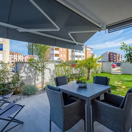 Bezauberndes 500 Meter Zum Mit Besonderer Terrasse * Umag